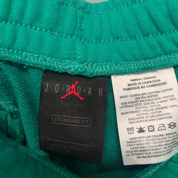 Air Jordan Men’s Green Shorts - Picture 2 of 3